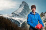 Simon Anthamatten comme sauveteur de montagne dans le reportage Red Bull 