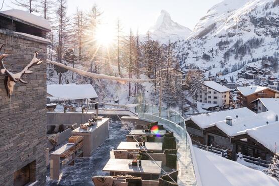 La terrasse du CERVO Mountain Resort invite à finir la journée de manière stylée.