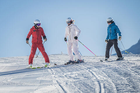 The fascination of skiing with the ZERMATTERS in the snowXperience shop and park on Testa Grigia (1)