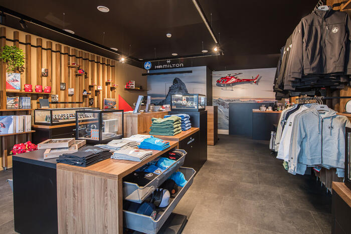 La boutique venant d’être inaugurée resplendit dans la Hofmattstrasse 12 au cœur du village de Zermatt.
