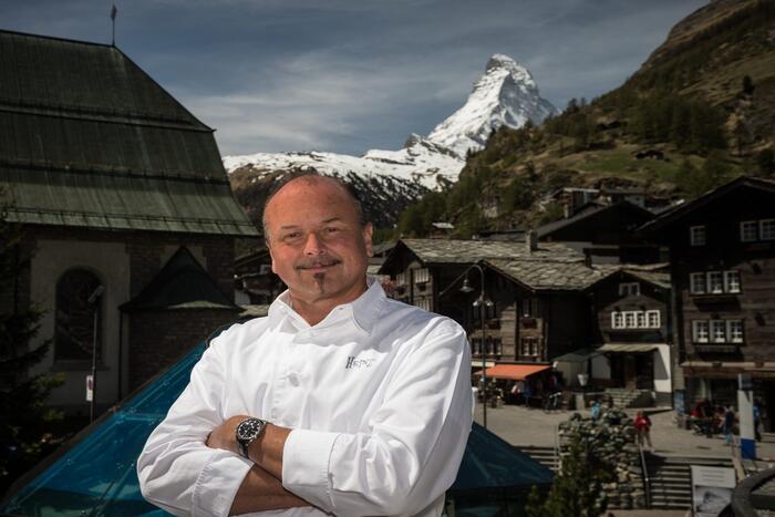 Le cuisinier Heinz Rufibach, distingué par Gault Millau, retourne au Zermatterhof. 