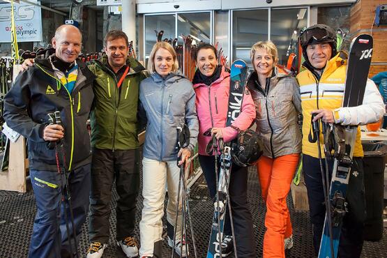 Famous former ski stars with companions: Mike von Grünigen, Jörg Seewer, Karin Seewer-Roten, Maria Anesini-Walliser, Chantal Bournissen and Guido Anesini (l. to r.) get their skis in the test centre at Trockener Steg. 