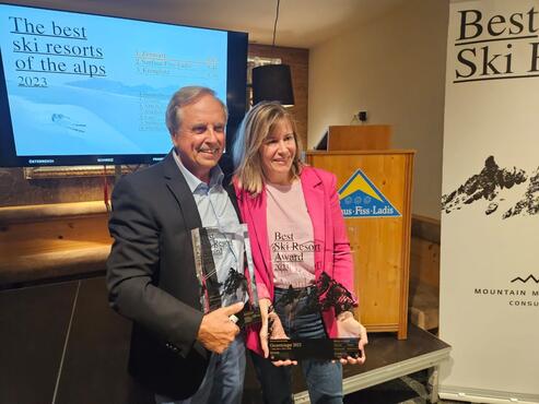 Michael Partel, CEO de Mountain Management Consulting et Patricia Huber de Zermatt Bergbahnen AG lors de la remise des prix.