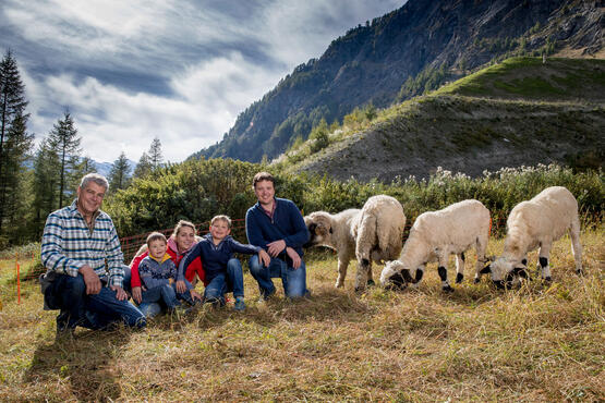 Family Julen with their sheep on the meadow (from left): Paul Julen, Rajan, Rebecca, Jarno and Paul-Marc.