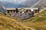 Scène et tribune au milieu du paysage montagneux de Zermatt.