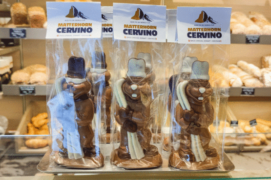 Just in time for the first Matterhorn Cervino Speed Opening: Bäckerei Fuchs launches its chocolate ski bunny.