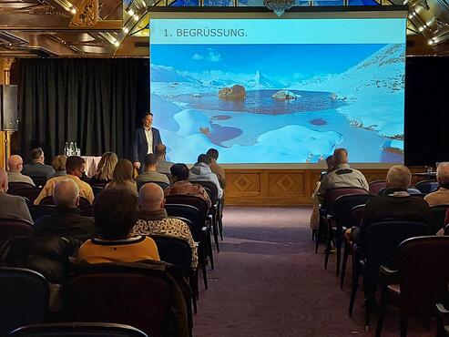 Paul-Marc Julen, président de Zermatt Tourisme, accueille les membres sur place et virtuellement.