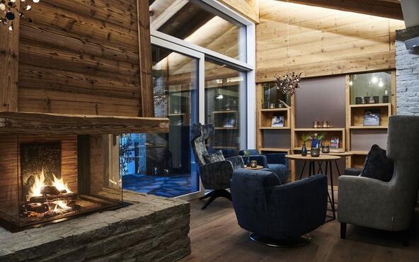 Boutique Hotel Matthiol in Zermatt: the inviting lounge area promises a cosy atmosphere.