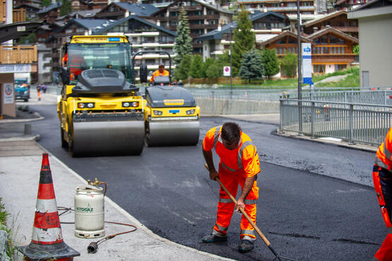 À Zermatt, un revêtement routier contenant du plastique recyclé a été utilisé pour la première fois en Suisse.