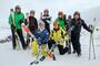 Die ehemalige Skigrösse Erika Reymond-Hess und ihr Mann Jacques Reymond sind mit Gästen auf der Piste unterwegs. 