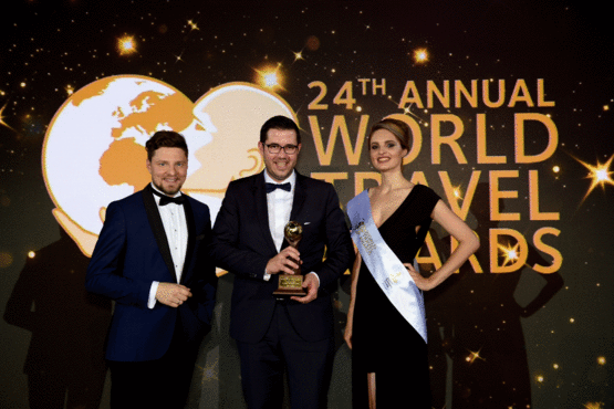 Le directeur Christian Eckert reçoit l'Award Switzerland’s Leading Boutique Hotel 2017 au nom de l'hôtel The Omnia.