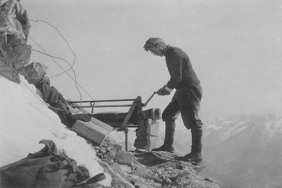 1915: Travaux sur l'arête du Hornli au Cervin pour le nouveau bivouac.