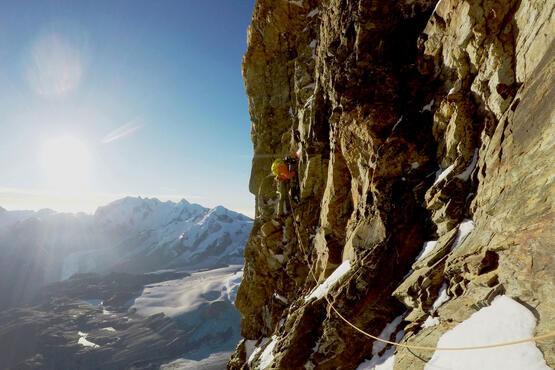 Dem Zermatter Andreas Steindl und dem Italiener Francois Cazzanelli gelang es, alle vier Gräte des Matterhorns in 16 Stunden und 4 Minuten zu besteigen.