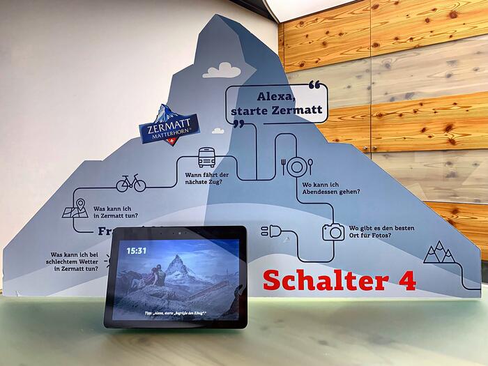 Virtuelle Assistentin am Schalter 4 bei Zermatt Tourismus.