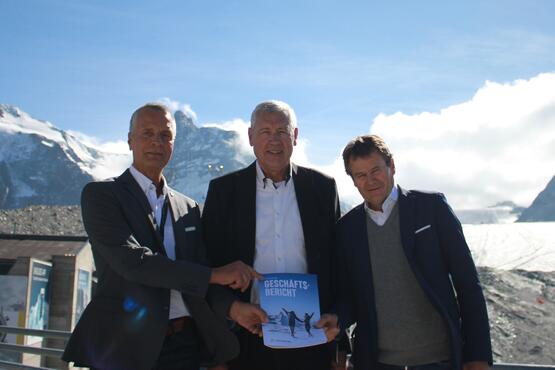 Markus Hasler (links im Bild) bleibt CEO der Zermatt Bergbahnen AG. Franz Julen (rechts) tritt die Nachfolge von Hans Peter Julen (Mitte) als Verwaltungsratspräsident an. 