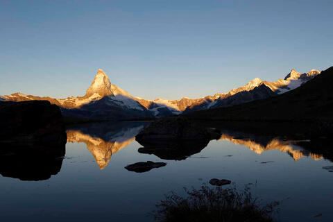 Les remontées mécaniques de Zermatt emmènent les visiteurs assister au lever du soleil sur le lac Stellisee