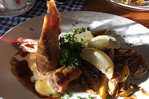 Cordon bleu Paradies with fried potatoes and seasonal vegetables