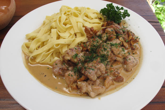 Veal sweetbreads with chanterelle cream sauce 