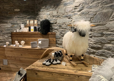 Im «The Swiss Artisans» erhältlich: Produkte aus der Wolle von Schwarznasenschafen